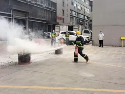 Фабрыка праводзіць вучэнні па ліквідацыі пажараў: узмацненне бяспекі і забеспячэнне бесперабойнай дастаўкі заказаў